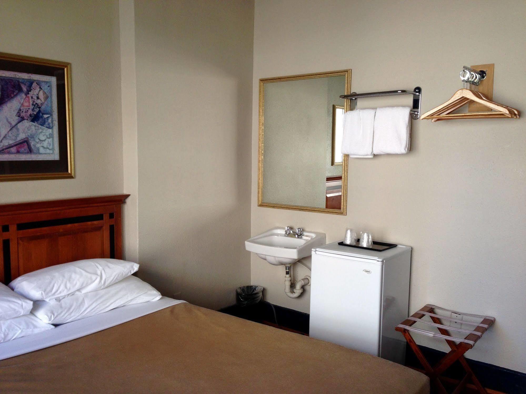 Hotel Ambassador แวนคูเวอร์ ภายนอก รูปภาพ