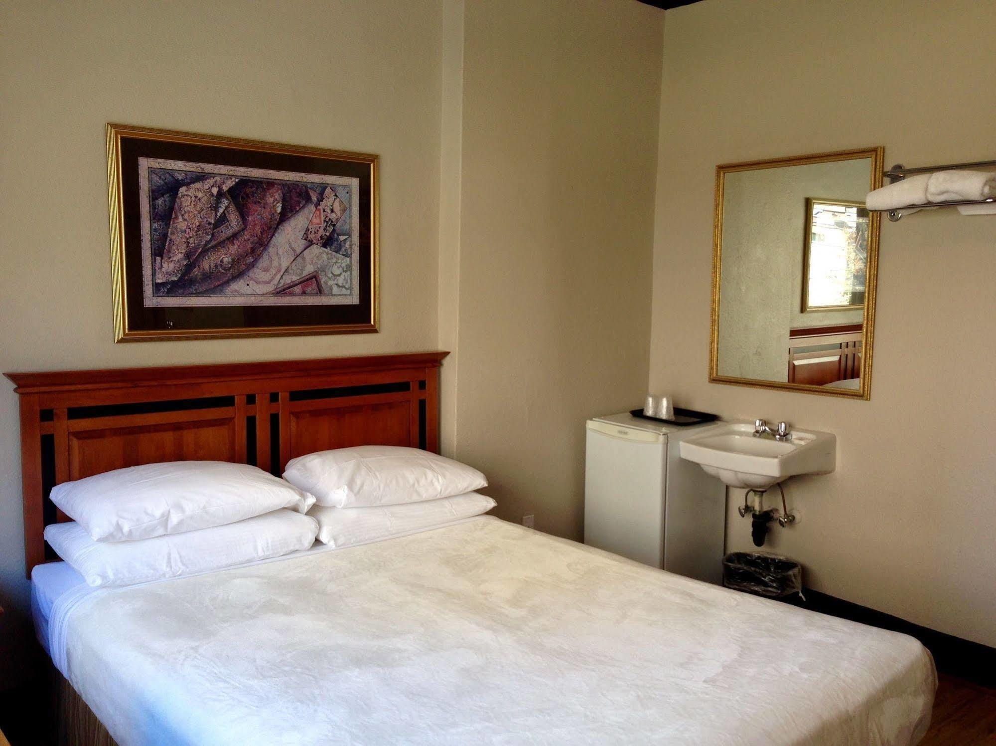 Hotel Ambassador แวนคูเวอร์ ภายนอก รูปภาพ